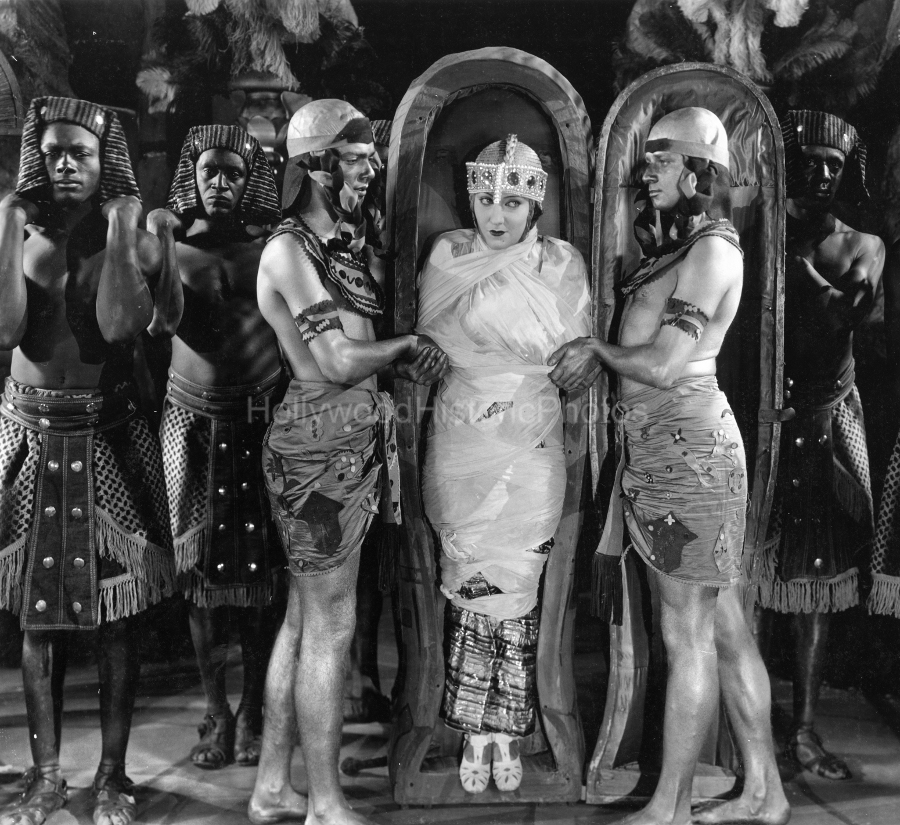 Gloria Swanson 1923 2 In Bluebeards Eighth Wife.jpg